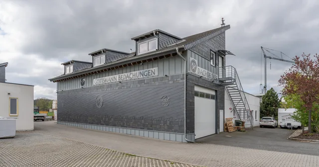 View of Gottsmann Bedachungen Hof at Fuhrmannstraße 17. The company is a roofing contractor. Licence, insurance, then hiring: the order that keeps a new roofing company legal