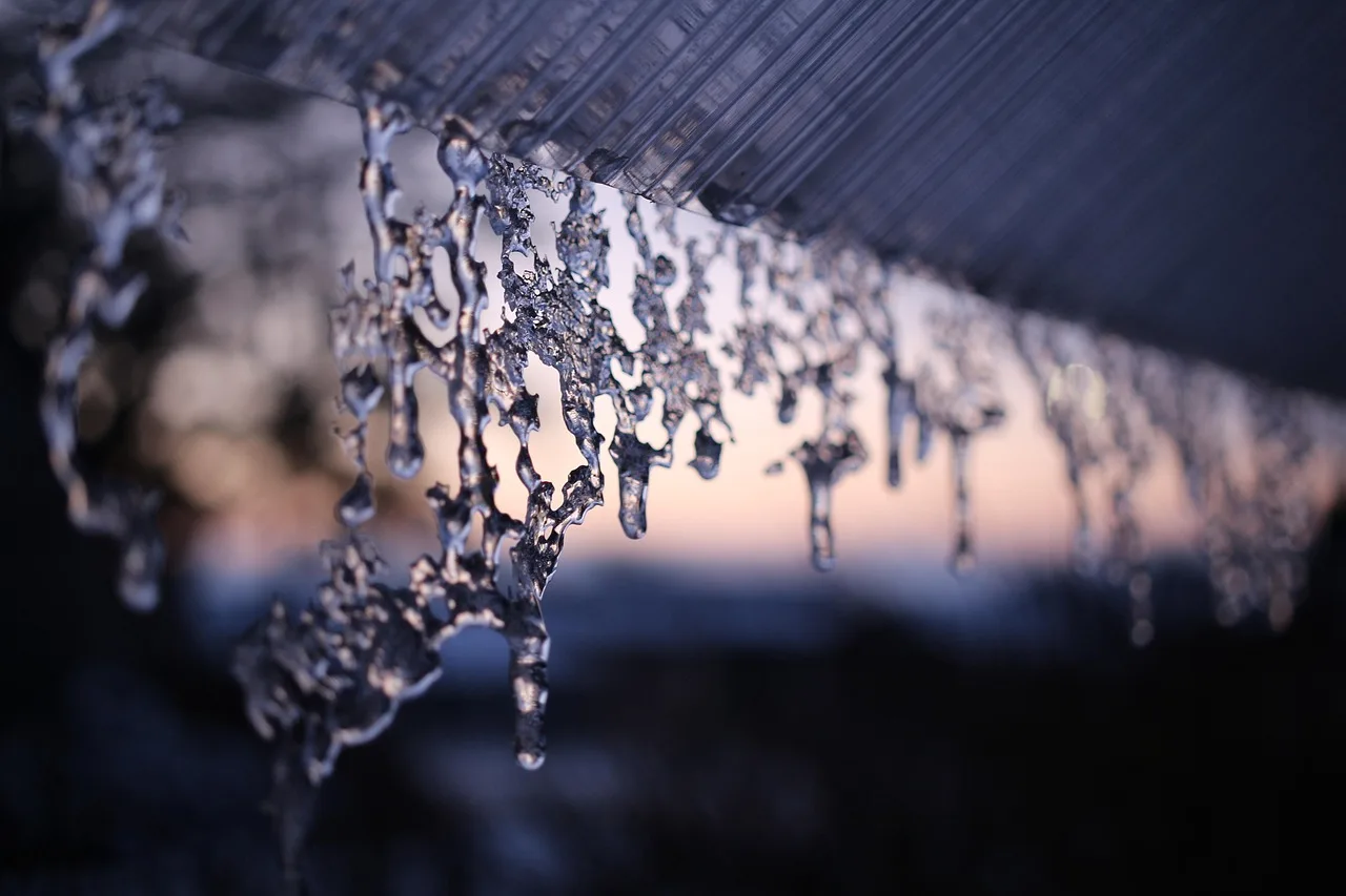 icicle, winter, snow, frost, roof, nature, acrylic glass. How roof assemblies differ for Vancouver rain, Halifax wind and Winnipeg freeze-thaw